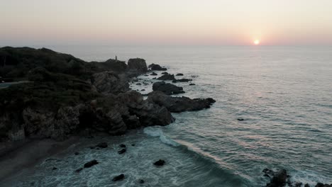 Puesta-De-Sol-Escénica-En-La-Playa-De-Puerto-Escondido,-México---Toma-Aérea-De-Drones