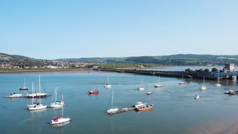 Luftaufnahme-Von-Booten,-Die-In-Der-Küstenstadt-Conwy-In-Wales-Angedockt-Sind