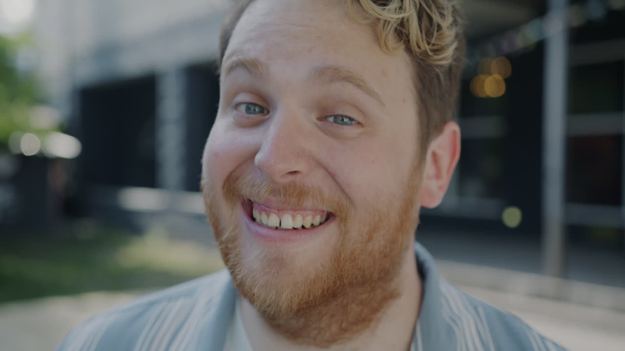 retrato de un hombre feliz