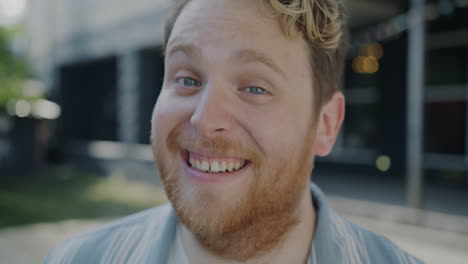 retrato de un hombre feliz