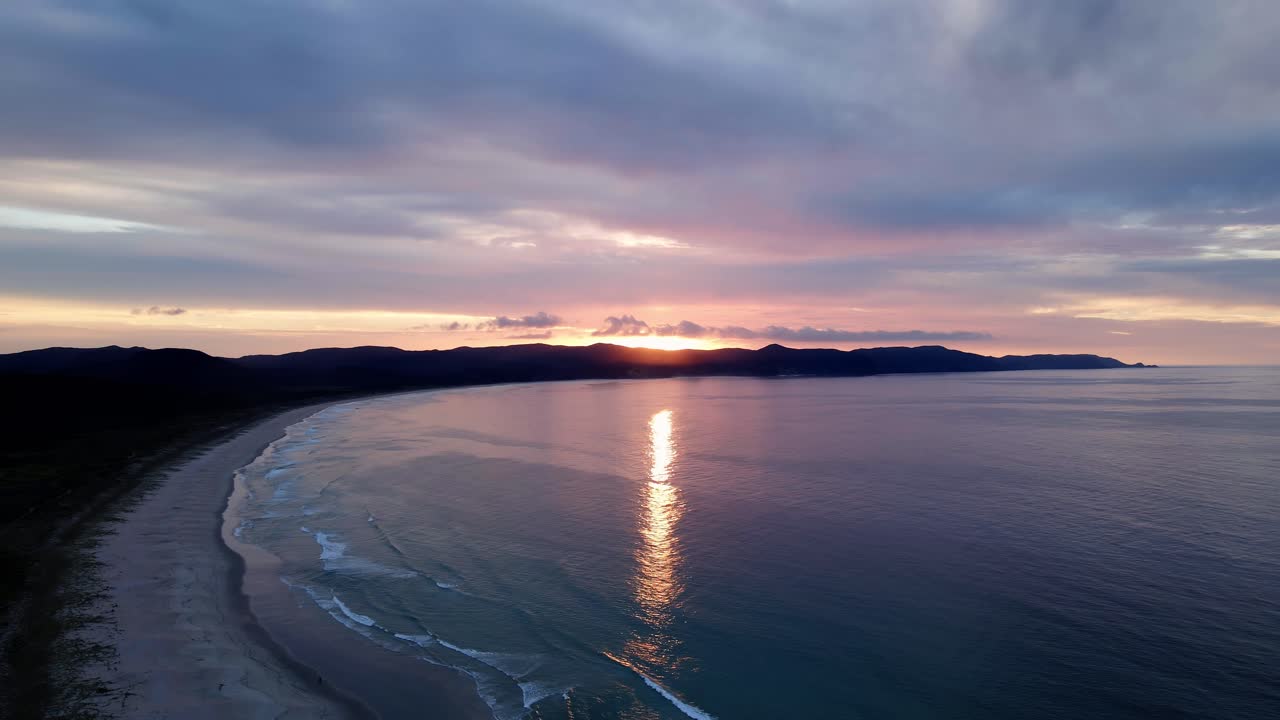 스피릿 베이 뉴질랜드의 숨막히는 해변 일몰 - 공중 촬영