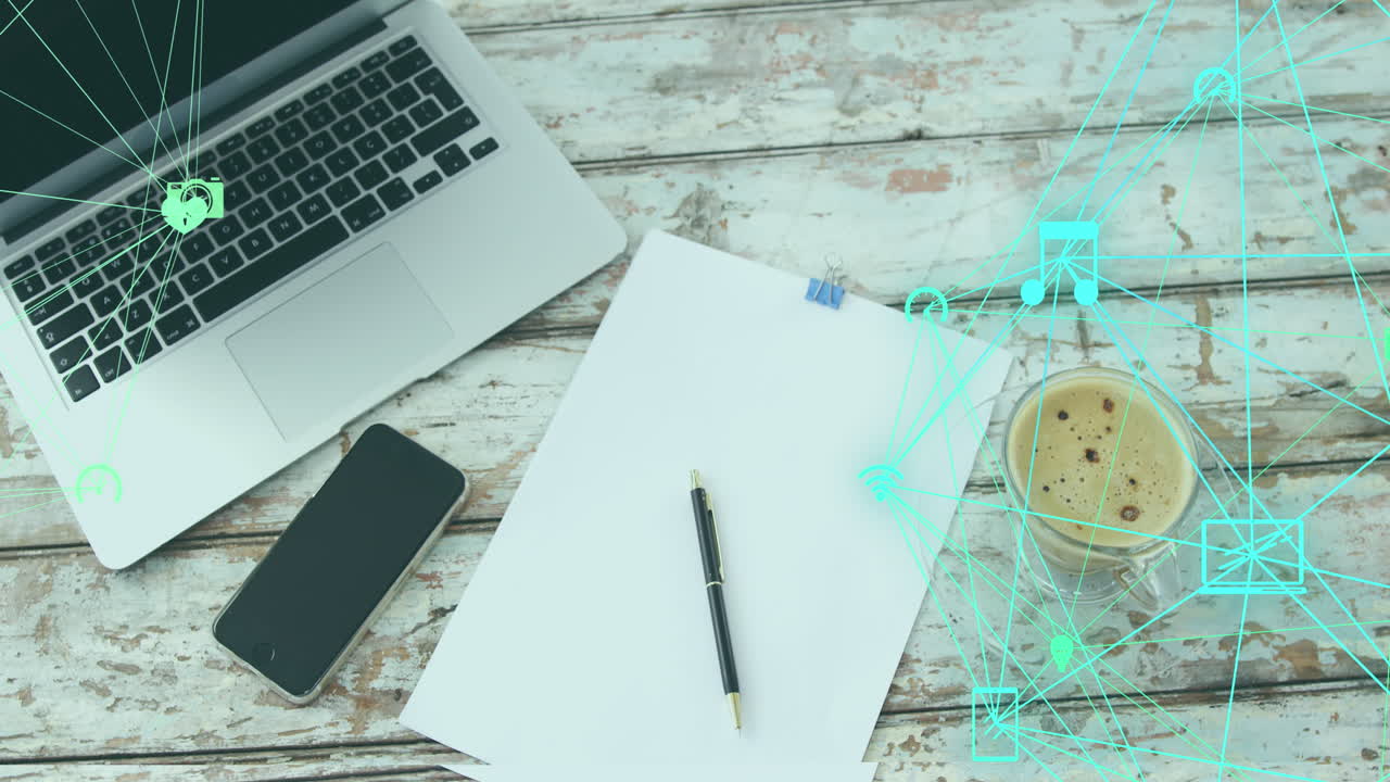animación de iconos conectados globos, portátil, teléfono celular, bolígrafo, taza de café y bloc de notas en una mesa de madera