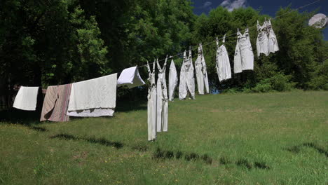 Kleidung-Und-Bettwäsche-Auf-Einer-Wäscheleine,-Die-Unter-Sonnenlicht-Im-Hinterhof-Trocknet---Statische-Aufnahme