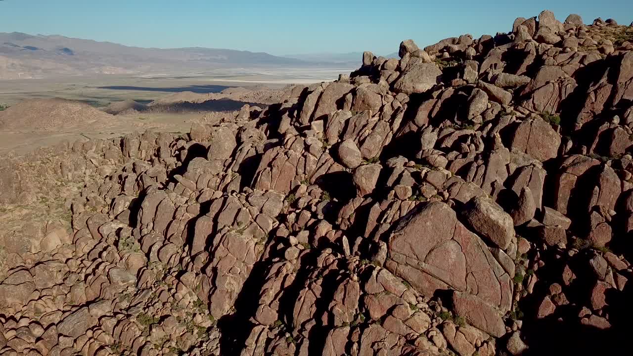 앨라배마 언덕 아래 사막의 바위 언덕, 캘리포니아 시에라 네바다의 경사면, 황금시간 햇빛에 영화 같은 드론 공중 전망
