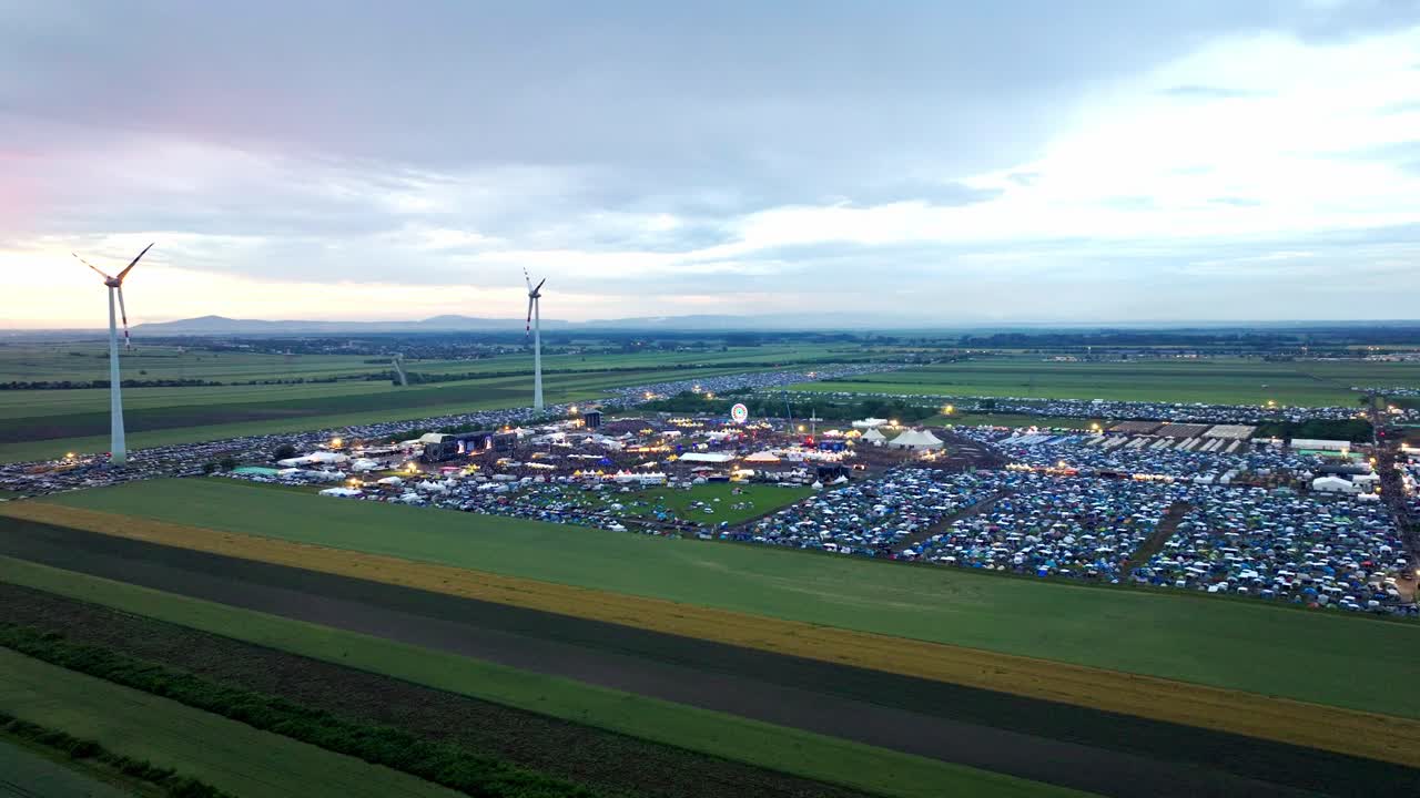파노니아 필즈 ii, 니 ⁇ 스도르프, 오스트리아에서 열리는 노바 록 페스티벌 이벤트 중 항공 사진 - 드론 촬영