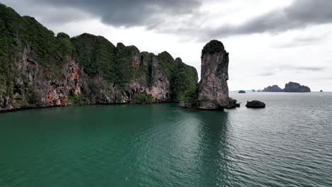 formaciones rocosas de la isla en la bahía de ao nang durante el verano en tailandia