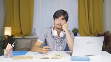 Estudiante-Masculino-Pensativo.