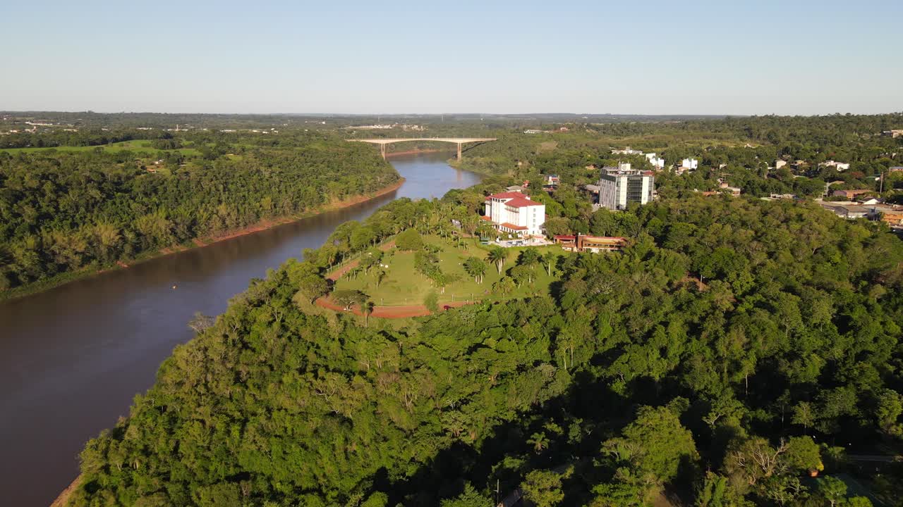 vista aérea del río iguazu con el puente que divide argentina y brasil en el fondo