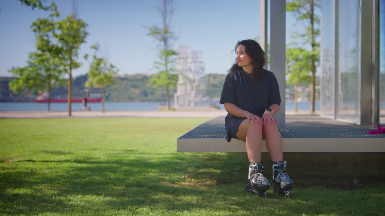 공원에서 롤러스케이딩을 하는 여자