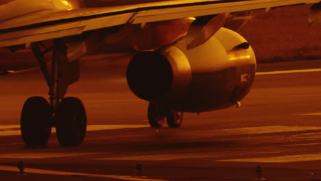 close up de un avión de turbina de motor estacionado en la pista de aterrizaje del aeropuerto