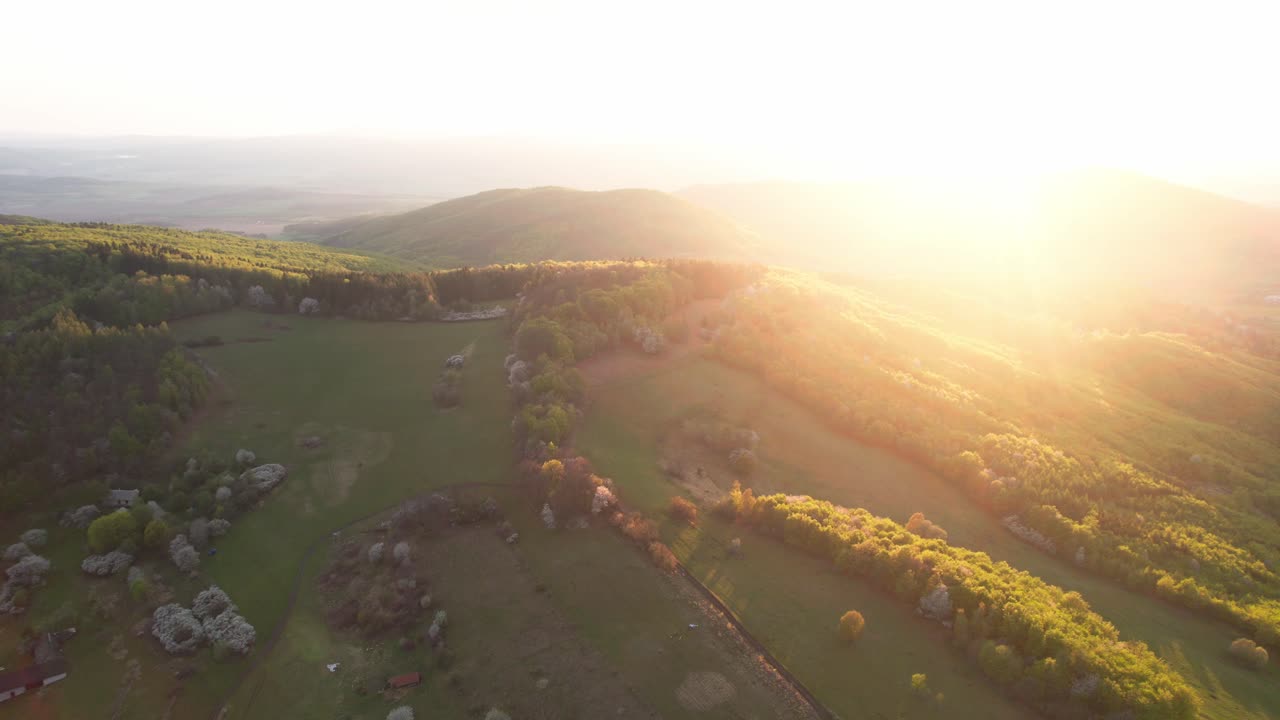 슬로바키아의 낮은 타트라스 산맥 위로 떠오르는 태양의 공중 설정 샷