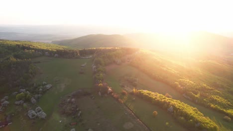 toma aérea de la salida del sol sobre las montañas inferiores de tatras en eslovaquia