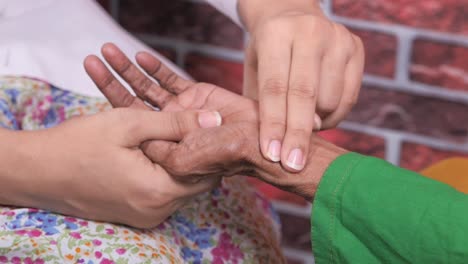 masaje de manos para personas mayores