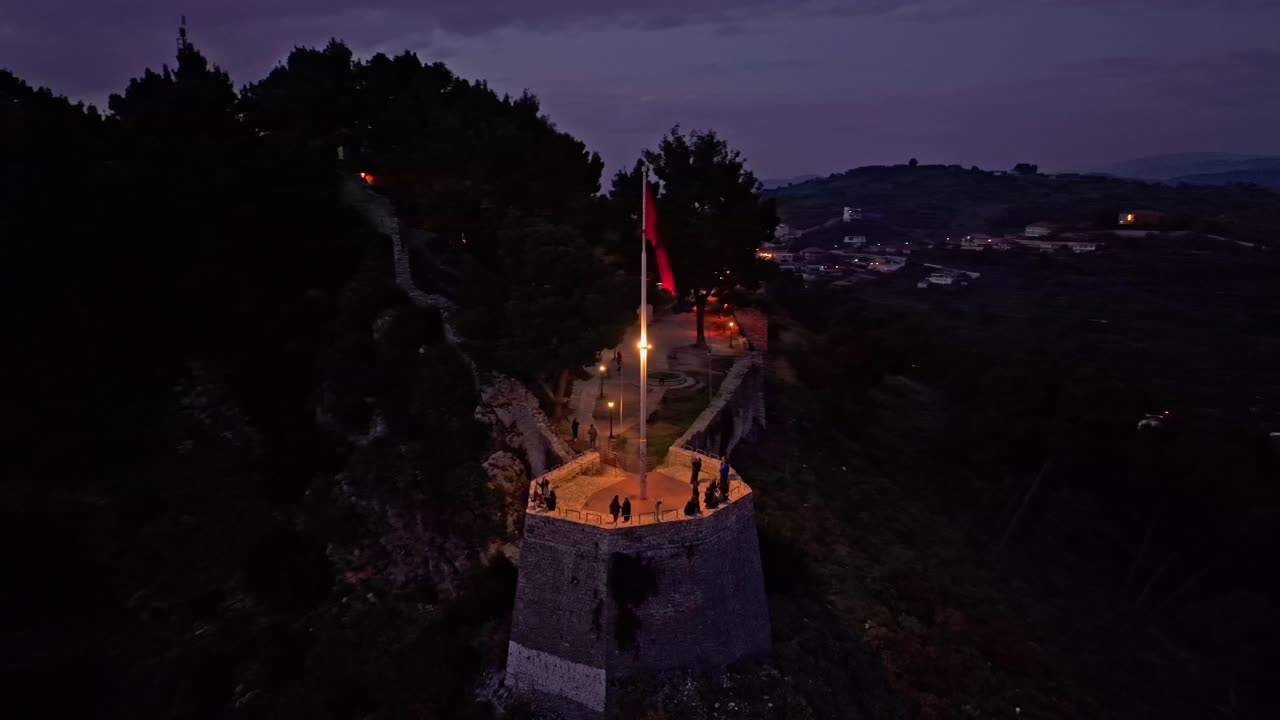 Ripresa aerea della fortezza di Berat illuminata di notte, Berat, Albania