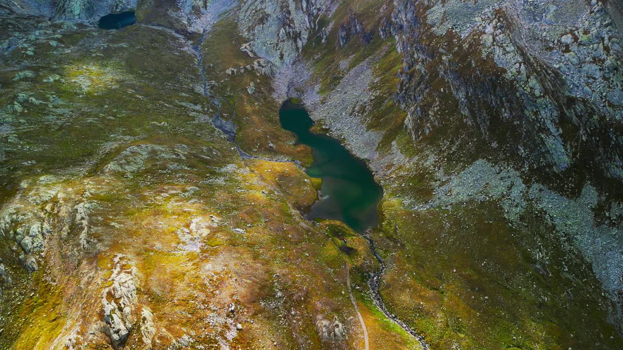 el increíble lago de montaña naret en suiza en la temporada de verano
