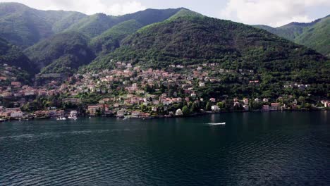 Establecimiento-De-Antena-Hacia-La-Aldea-De-La-Ladera-De-Molstrasio-Lago-De-Como,-Italia