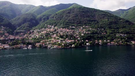 establecimiento aéreo hacia la aldea de molstrasio en la ladera del lago como, italia