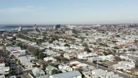 Muñeca-Aérea-De-Vuelta,-Ciudad-De-Geelong-Desde-Los-Suburbios-Del-Noroeste