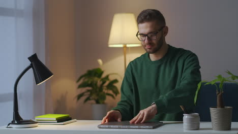 El-Hombre-Está-Trabajando-Remotamente-En-La-Oficina-Del-Hogar-Abriendo-Una-Computadora-Portátil-Y-Enviando-Correos-Electrónicos-Independientes-Y-Autónomos-Retrato-Masculino-Interior