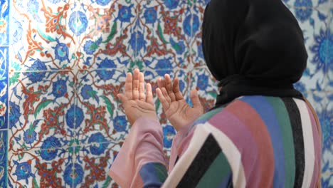 muslim woman praying in a mosque