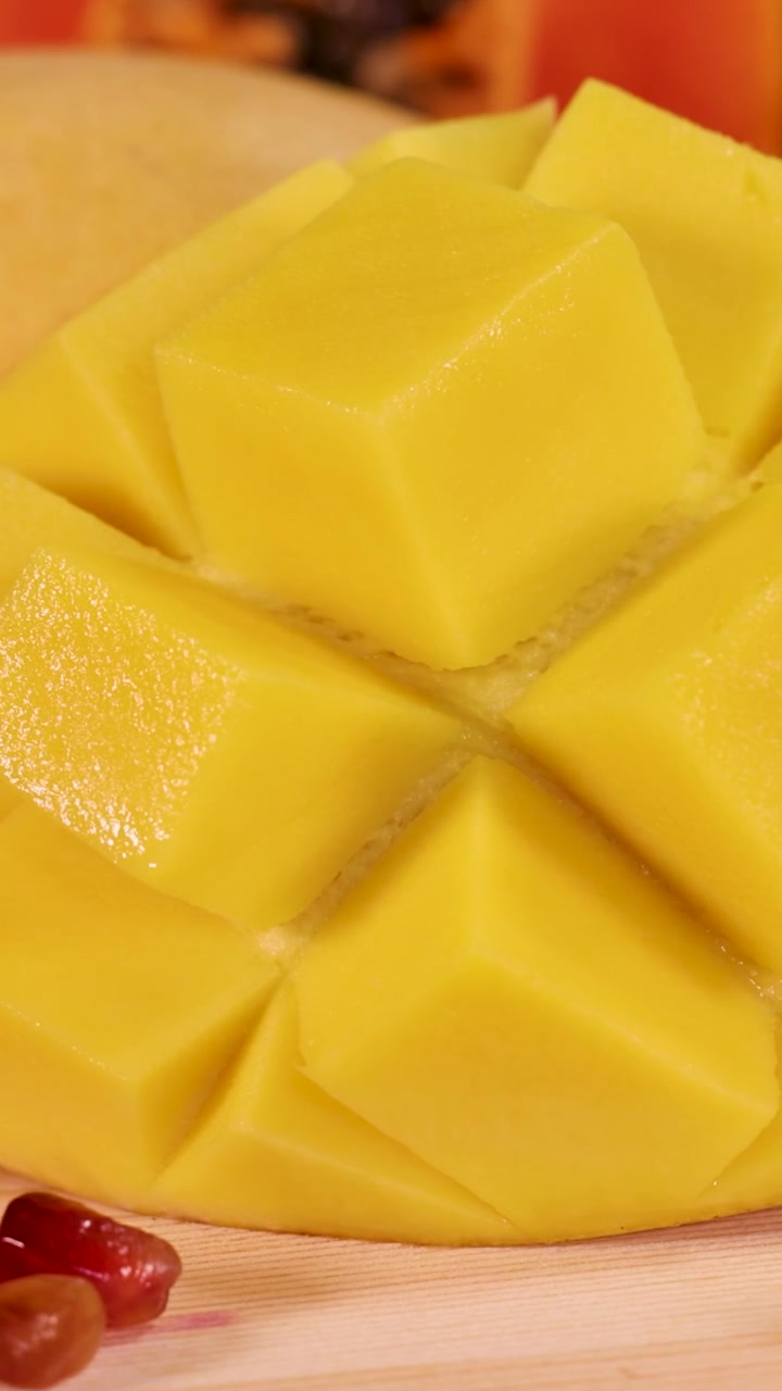 Frutti vivaci disposti in un'esposizione colorata
