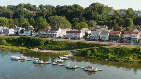 Muelle,-Barcos,-Pequeña-Ciudad-Wormleysburg-A-Lo-Largo-Del-Río-Susquehanna-En-Pennsylvania,-Estados-Unidos