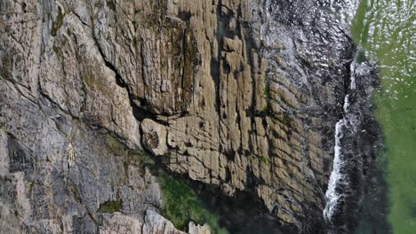 Costa-Escarpada,-Rocas-Y-Olas,-Imágenes-De-Drones-A-Vista-De-Pájaro