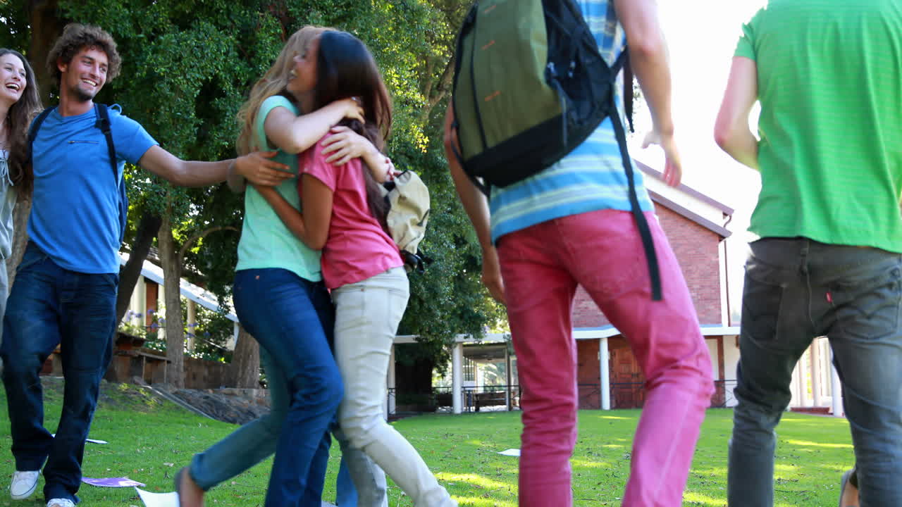 celebrando a los estudiantes corriendo y saltando juntos