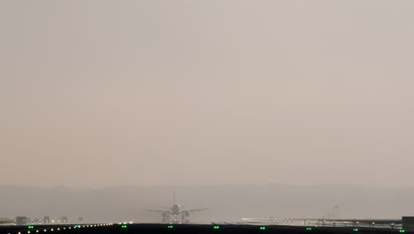 aterrizaje del avión en condiciones de niebla