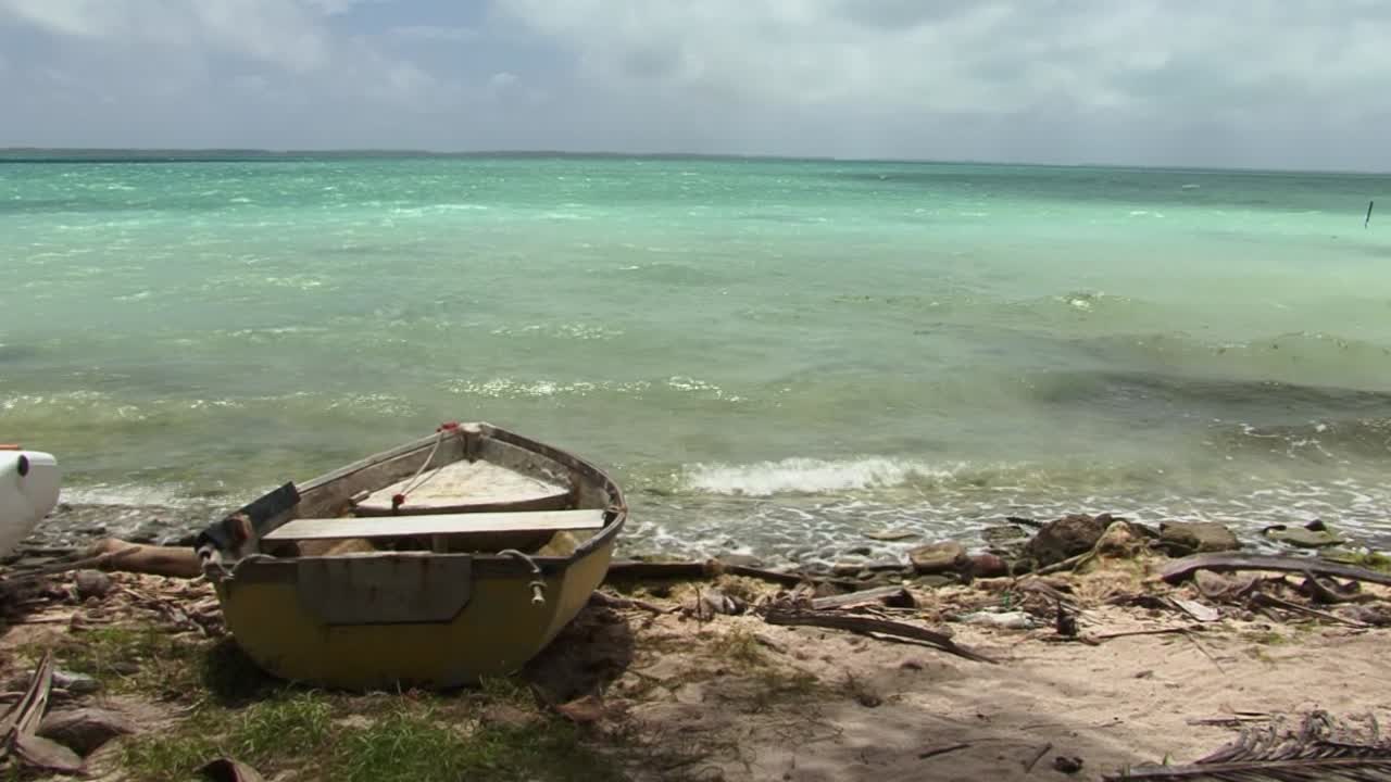 bote pequeño desembarcado en una playa en fanning island, kiribati