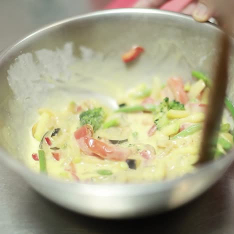 chef cocinando ensalada de verduras