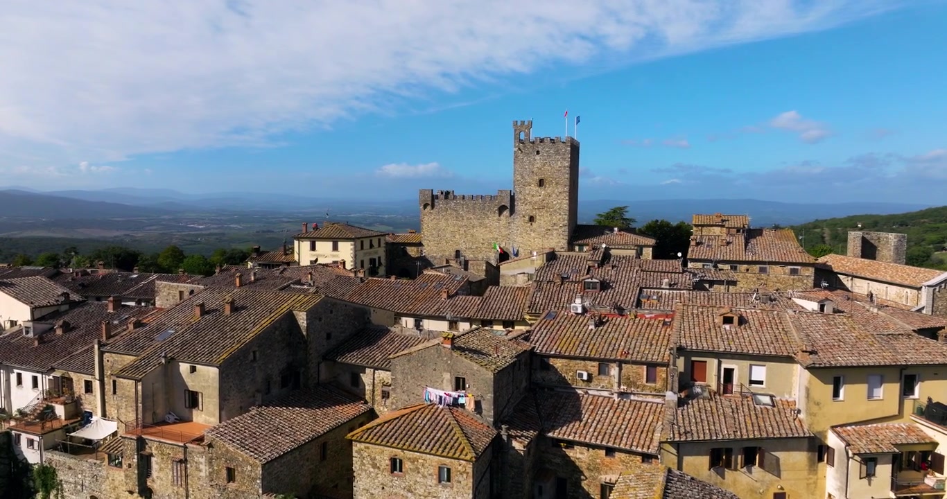 Fortezza storica della Rocca di Castellina nel centro della città di Castellina in Chianti, Toscana, Italia. Ripresa aerea con drone