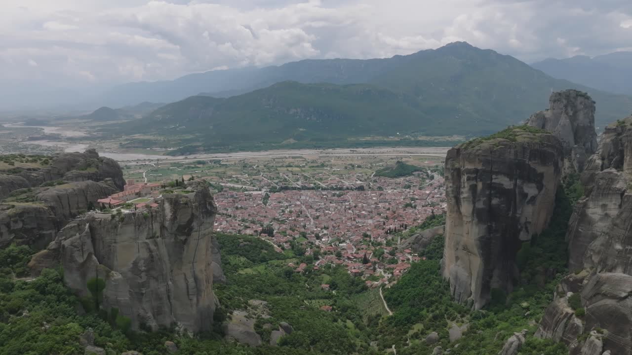 монастырь святой троицы на вершине возвышенного монолита с видом на калабаку, с воздуха