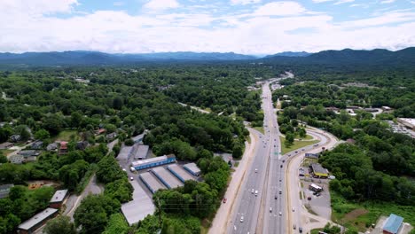 Volando-A-Lo-Largo-De-La-Carretera-Fuera-De-Asheville-Nc,-Asheville-Carolina-Del-Norte