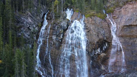 imágenes aéreas de 4k de una cascada triple en las montañas rocosas