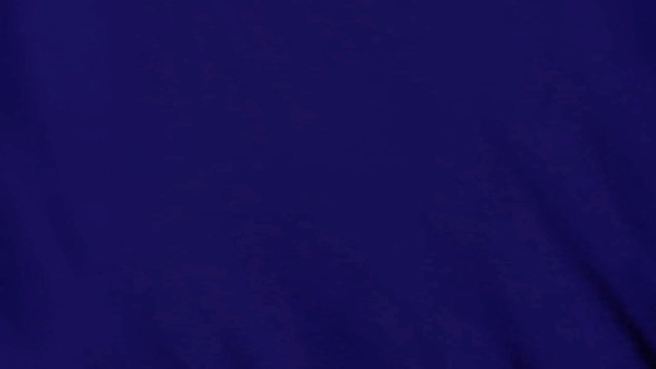 Tessuto blu scuro che ondeggia al vento