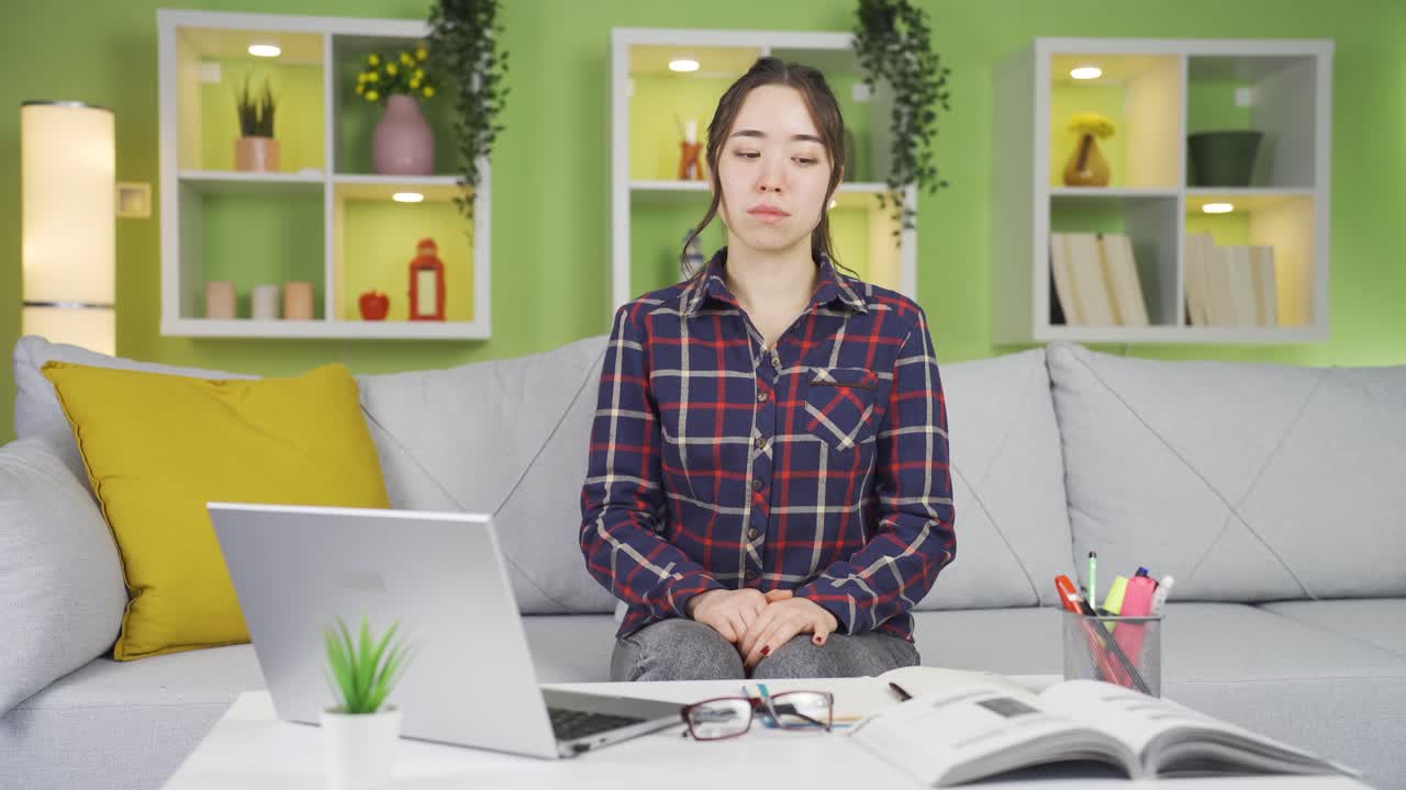 우울한 아시아 젊은 여성 슬프다.