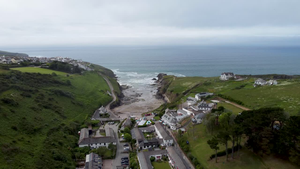 imágenes de drones de 4k de un pueblo de pescadores llamado port giverne en cornwall