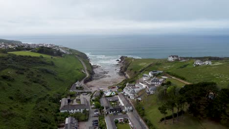 Imágenes-De-Drones-De-4k-De-Un-Pueblo-De-Pescadores-Llamado-Port-Giverne-En-Cornwall