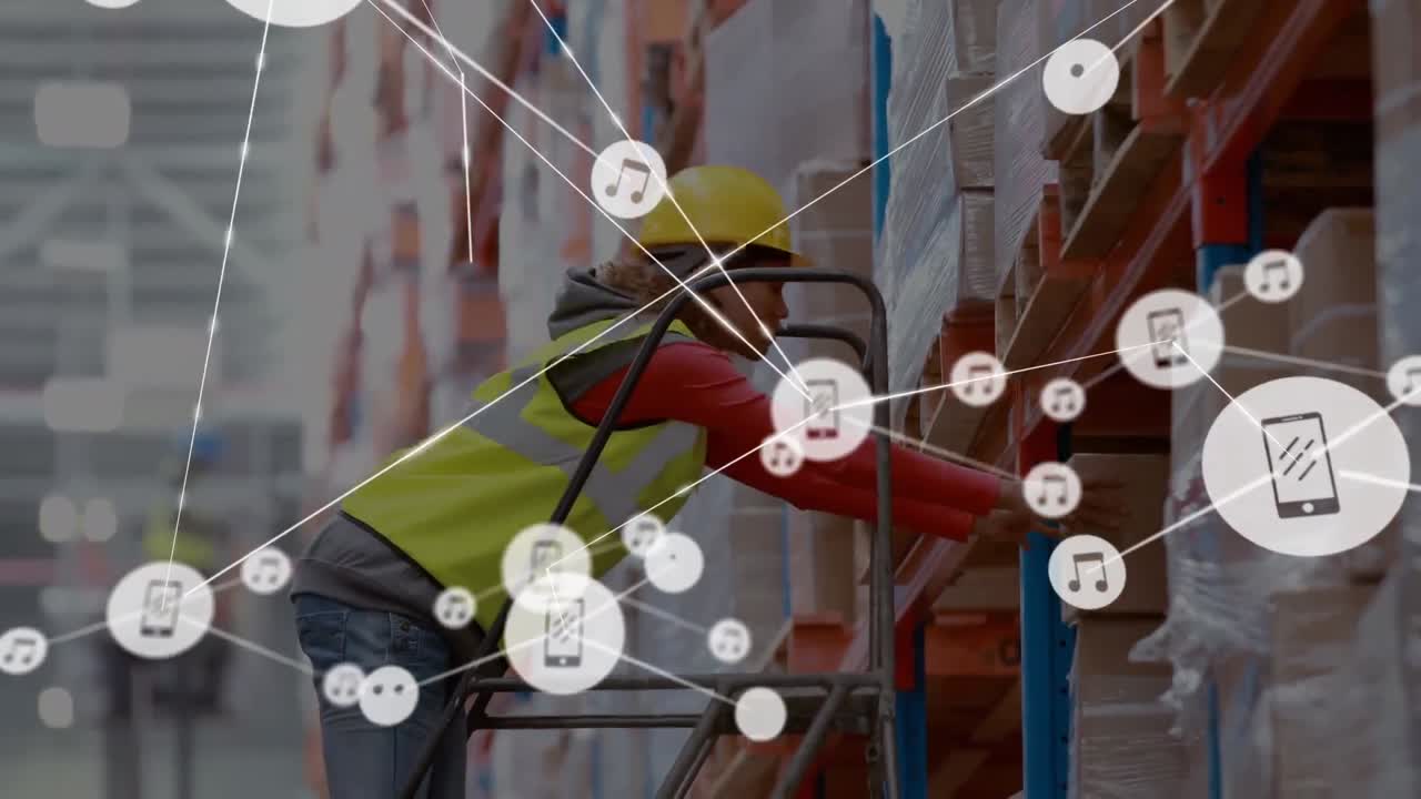 animación de la red de conexiones con iconos sobre trabajadora afroamericana en el almacén