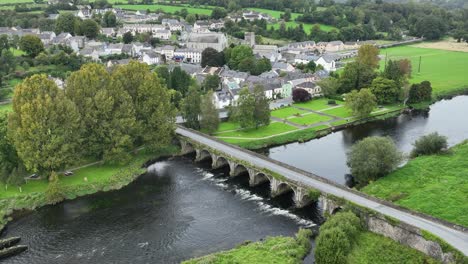 kilkenny, irland, der lachsfischerei-fluss nore im dorf inistioge im sommer