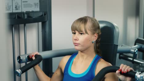 Portrait-of-an-attractive-woman-trains-in-the-gym