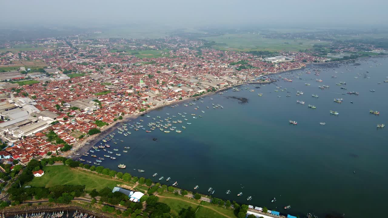 el puerto de mucarig, el puerto pesquero más grande de java, lleno de actividad y que juega un papel importante en la economía local
