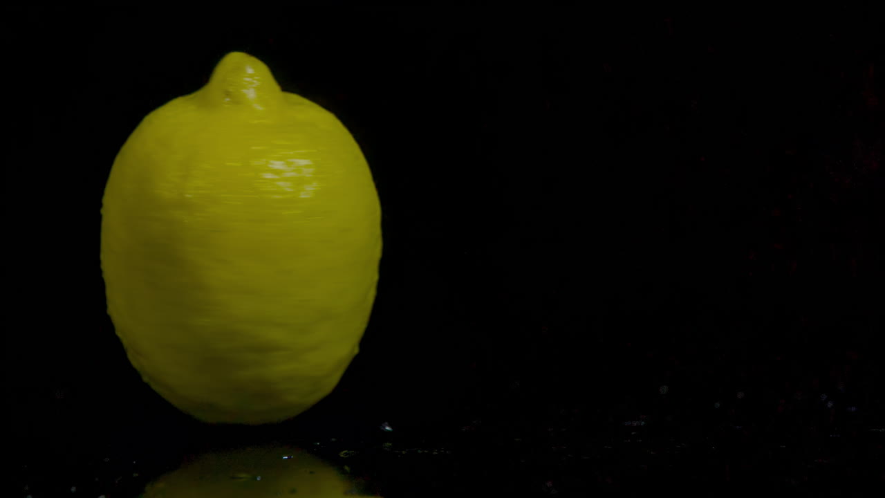 검은 바탕에 단 하나의 레몬