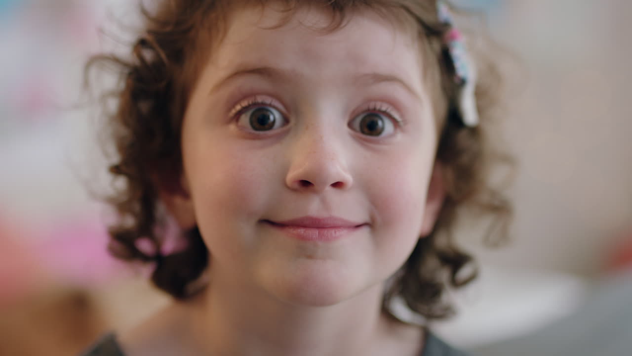 retrato de una niña linda sonriendo un niño feliz en casa con aspecto alegre