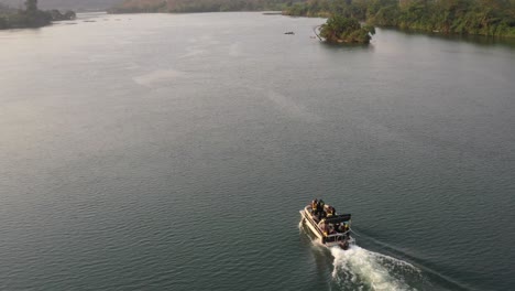 Kreuzfahrtschiff-Mit-Menschen-Auf-Dem-Fluss