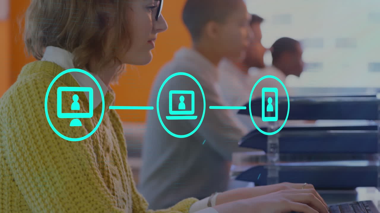 animación de una red de iconos digitales contra una mujer caucásica que usa una computadora en la oficina