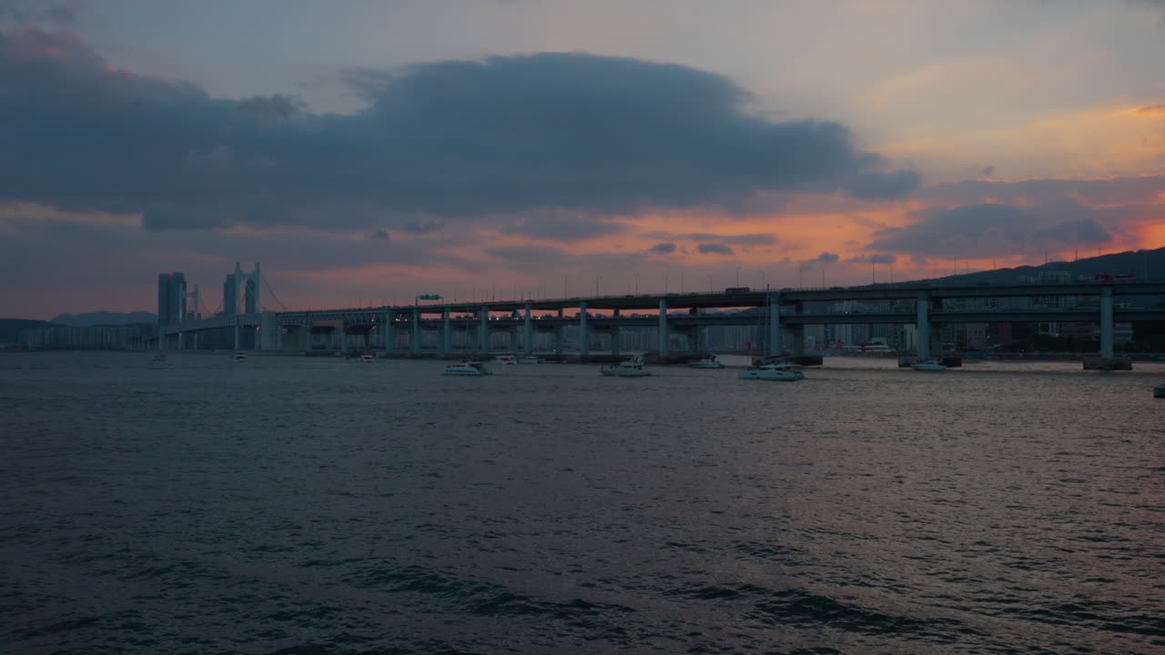 남한 부산에서 파란 시간 동안 극적인 하늘과 함께 gwangan 다리의 해변 풍경