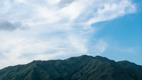 Capas-De-Movimiento-De-Nubes-Blancas-Sobre-Una-Montaña-Hecha-De-Roca-Volcánica-En-Timelapse