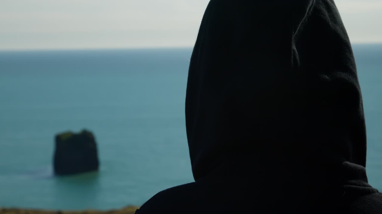 긴 머리 소녀의 꾸준한 백 샷